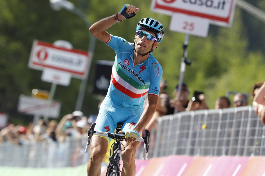 Vincenzo Nibali riapre il Giro d&#39;italia conquistando la vittoria nella 19esima tappa con finale a Risoul. Bettini